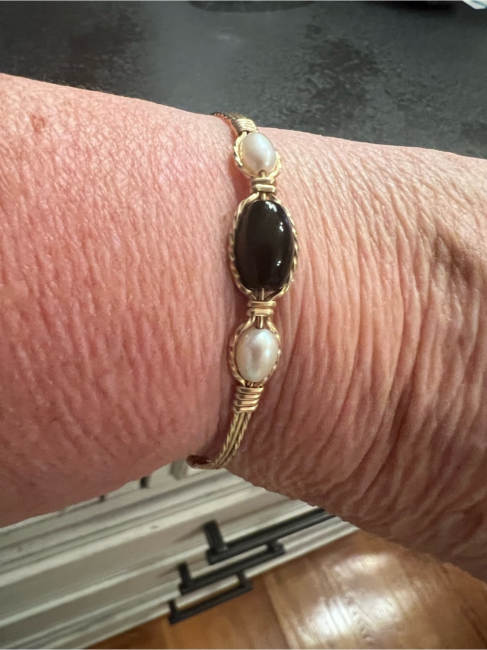 Gold Wire-Wrapped Bracelet with Black Onyx and Pearl Accents Ronaldo brand - Picture 3 of 5